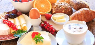 Petit-déjeuner (croissant, café, fromage)