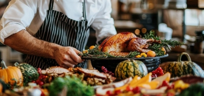 Chef cuisinier qui prépare des plats