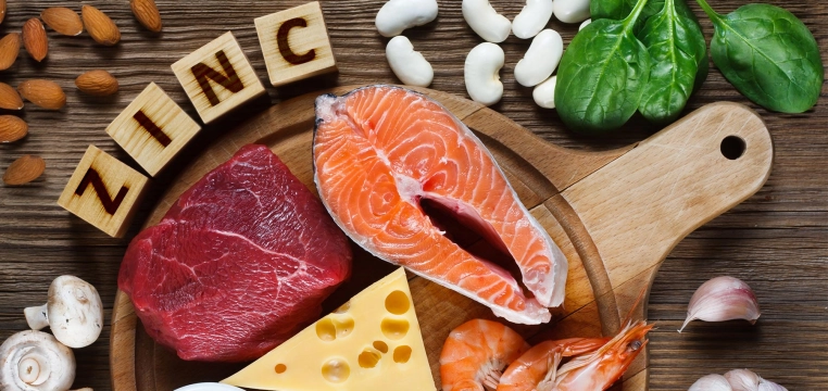 aliments riches en zinc (viandes, produits laitiers, céréales complètes)