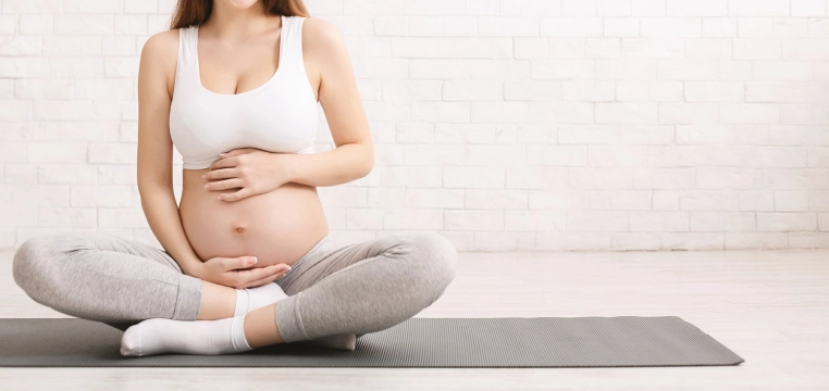 Femme enceinte faisant du sport