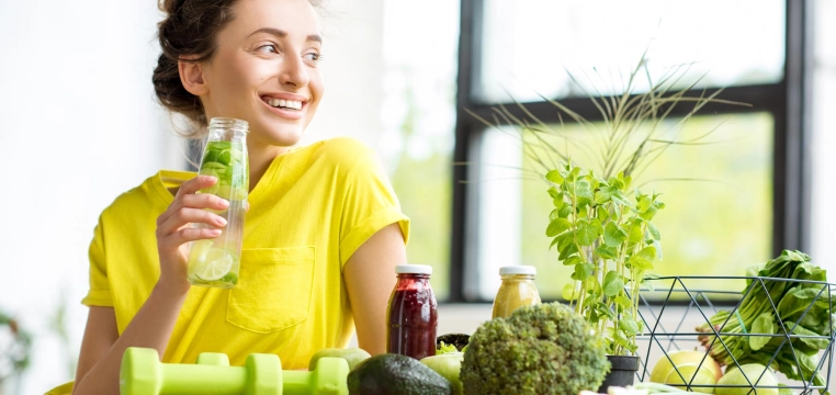 femme buvant de l'eau détox