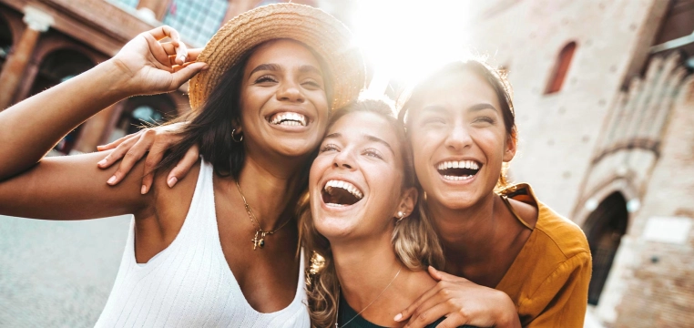 femmes souriantes